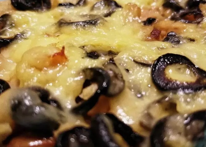 Pizza with smoked chicken, olives and cheese