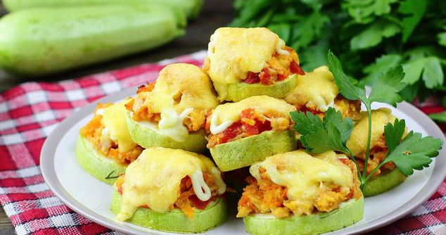 Zucchini baked with minced meat, tomatoes and cheese