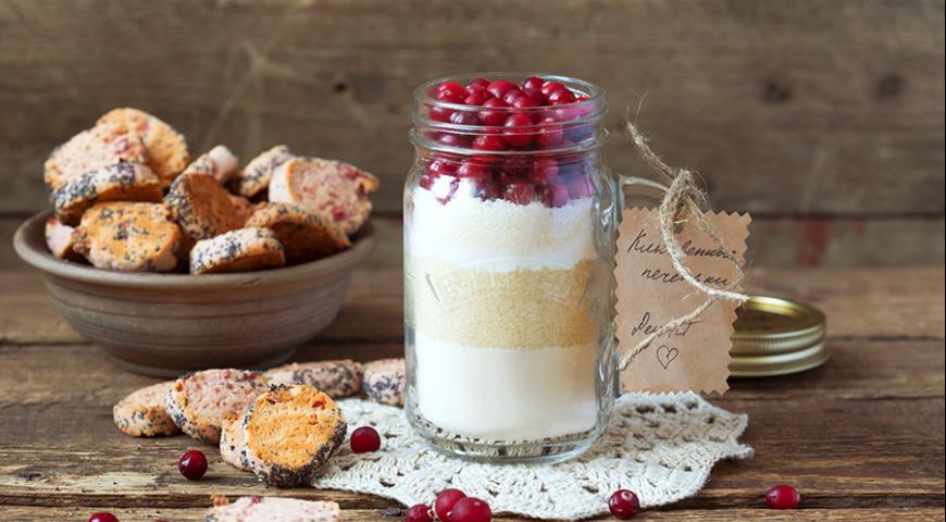 Cranberry cookies in a jar as a gift, 