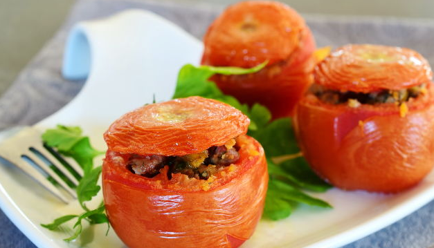 Tomatoes stuffed with chicken liver and mushrooms