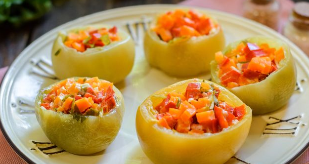 Stewed green tomatoes stuffed with carrots and peppers