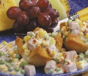Bread tarts with corn, ham and green peas
