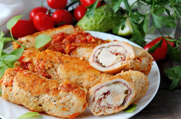 Chicken rolls with ham and mozzarella stewed in tomato sauce