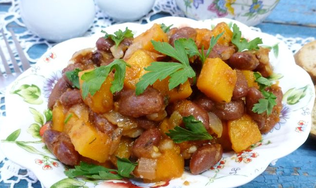 Beans stewed with pumpkin