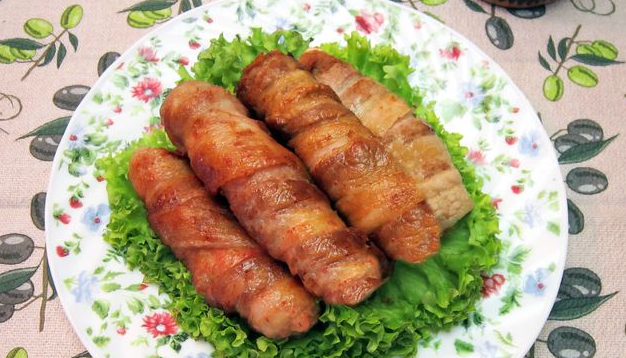 Snack rolls of bacon, bread and cheese