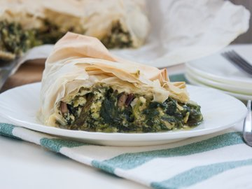 Filo pastry pie with spinach, cheddar and feta