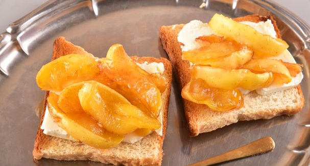 Cream cheese toast with caramelized apples