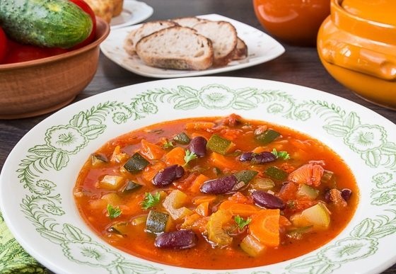 Vegetable soup with red beans