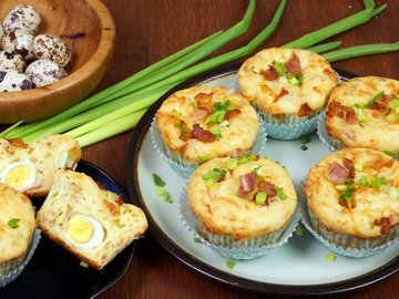 Snack muffins with egg and bacon