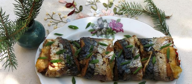 Mackerel rolls with bell peppers, carrots and cheese