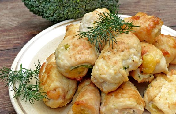Chicken rolls with broccoli and cheese (in the oven)