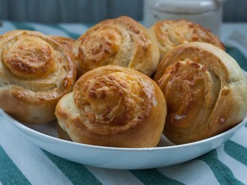 Yeast buns with cheese
