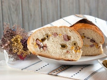 Bread with olives, corn and ham