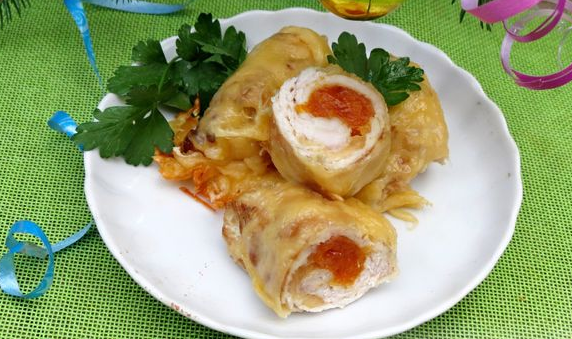 Chicken rolls with dried apricots baked with cheese