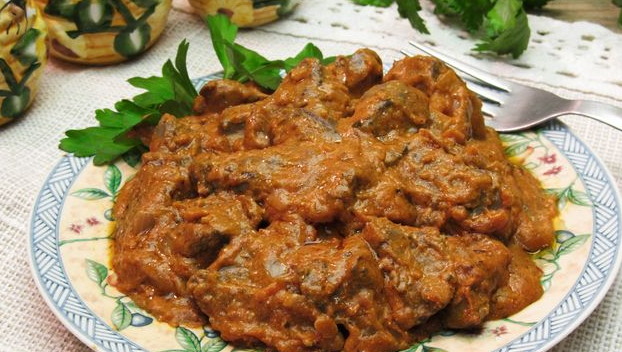 Chicken liver stewed in tomato-sour cream sauce