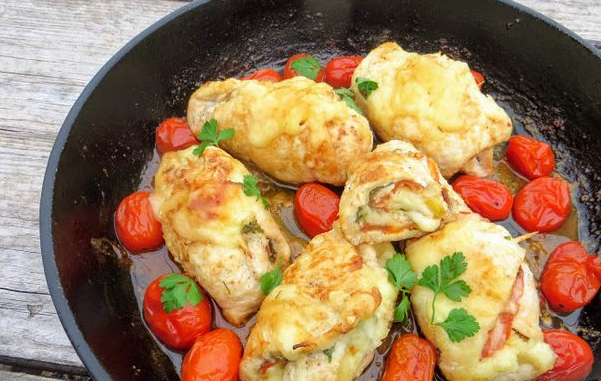 Chicken rolls with tomatoes and cheese