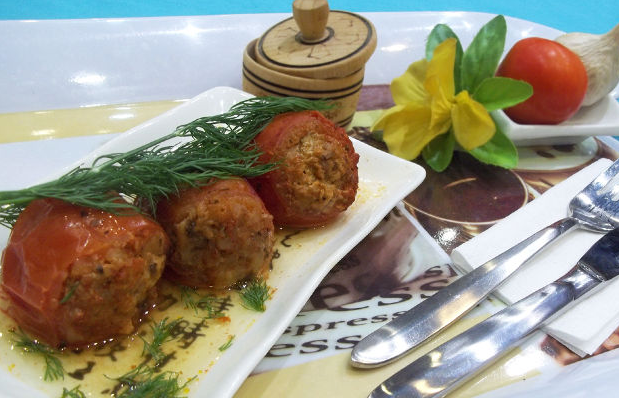 Stewed tomatoes stuffed with meat and rice