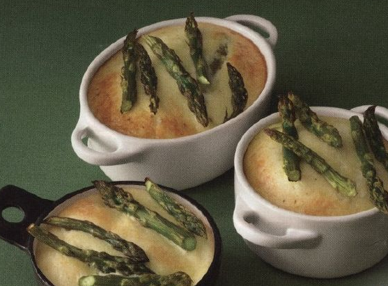 Asparagus baked with goat cheese