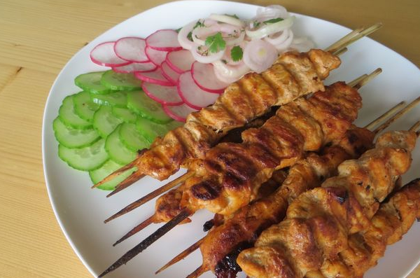 Chicken skewers on skewers, in kefir marinade (in a frying pan)