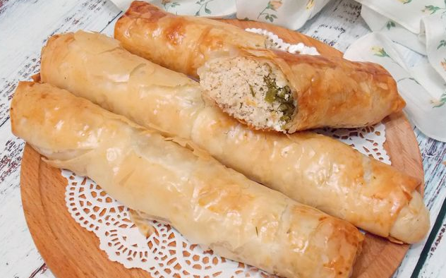 Filo dough rolls with meat, cream cheese and herbs