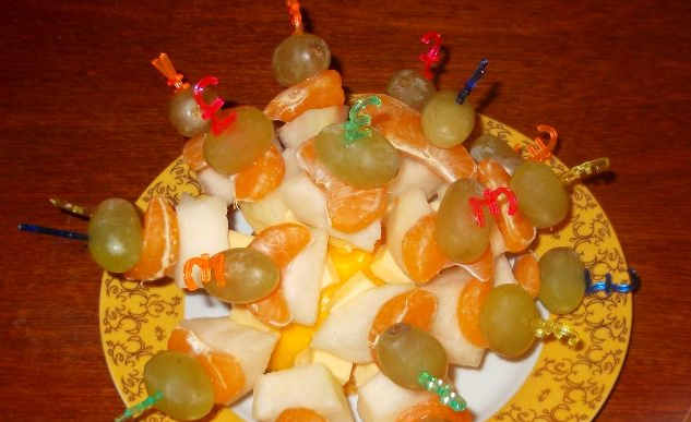 Fruit canape with cheese