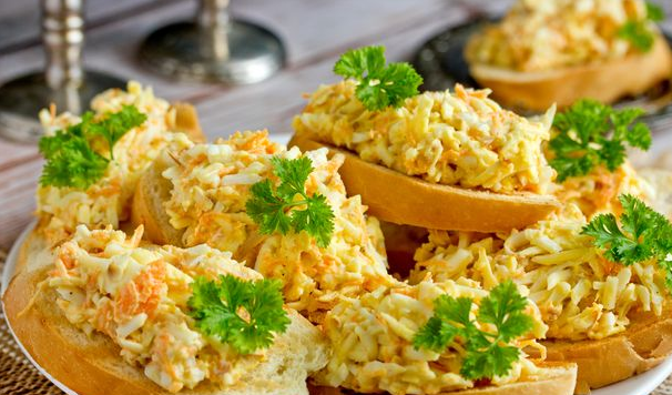 Croutons with smoked cheese, carrot and egg spread