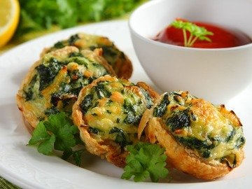 Tartlets with salmon and spinach