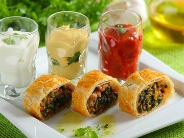 Puff roll with spinach and ham