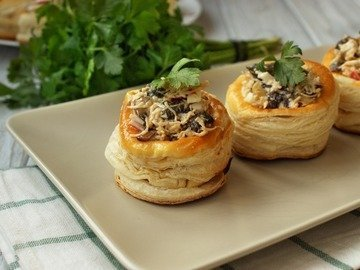 Puff pastry tarts with filling
