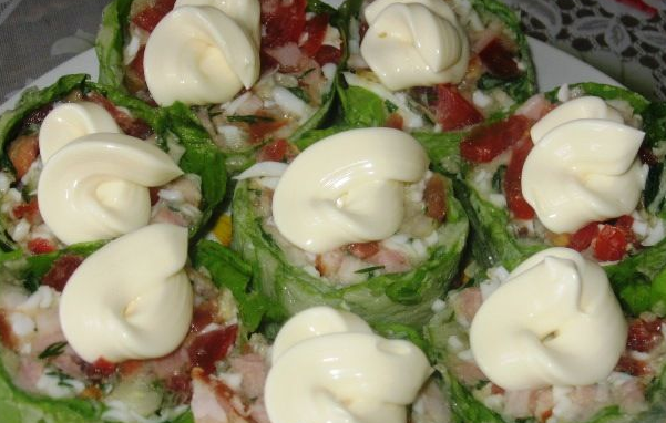 Salad roll with ham