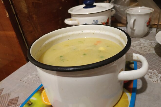 Diet cheese soup with vegetables