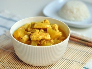 Curry with chicken and pineapple