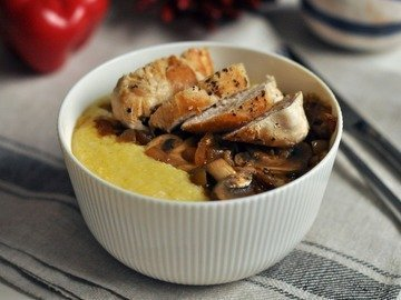 Corn porridge with chicken and mushrooms