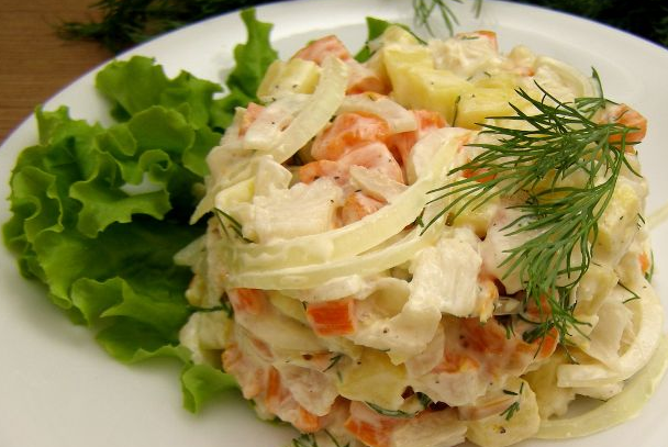Vegetable salad with fish and pickled onions