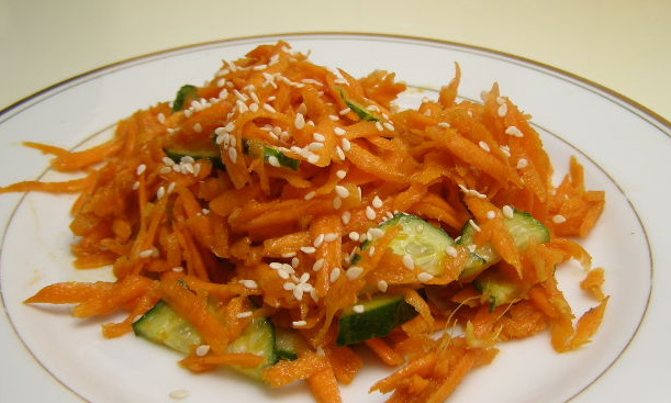 Spicy carrot salad with sesame seeds