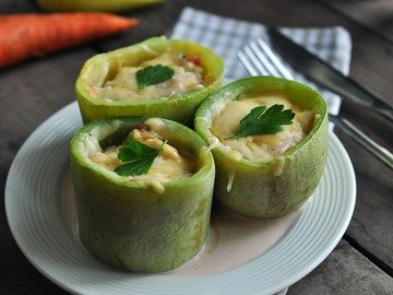 Zucchini stuffed with chicken and vegetables