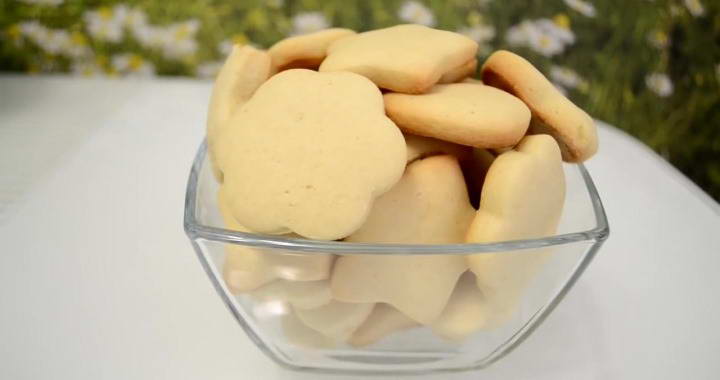 Simple uncooked biscuits