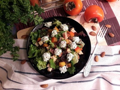 Salad with smoked chicken, persimmon and cheese balls