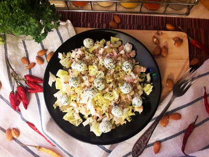 Salad with smoked chicken, pear and cheese balls