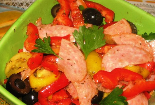 Italian salad with pepper and salami