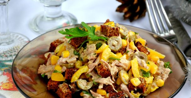 Salad with beef, corn, olives and croutons