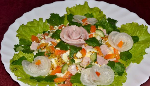 Festive salad with ham and bell pepper