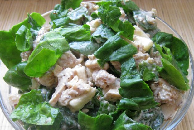 Salad with chicken, apples and spinach