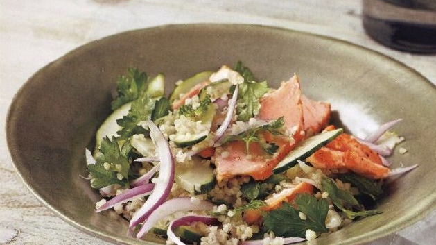 Salad of bulgur, salmon, cucumber and red onion