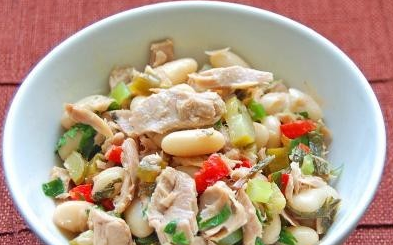 Salad with tuna and white beans