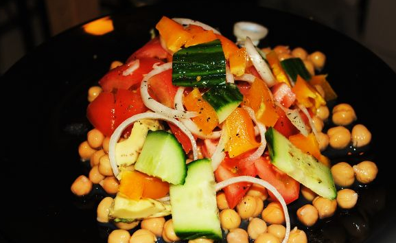 Salad with avocado and white beans