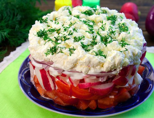 Layered tomato salad with radish, onion and cottage cheese