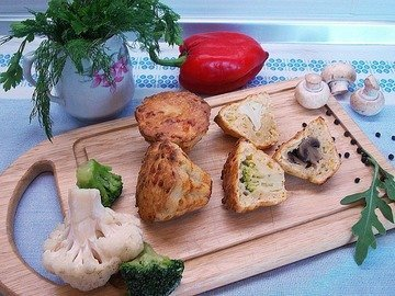 Cheese cupcakes with champignons and vegetables