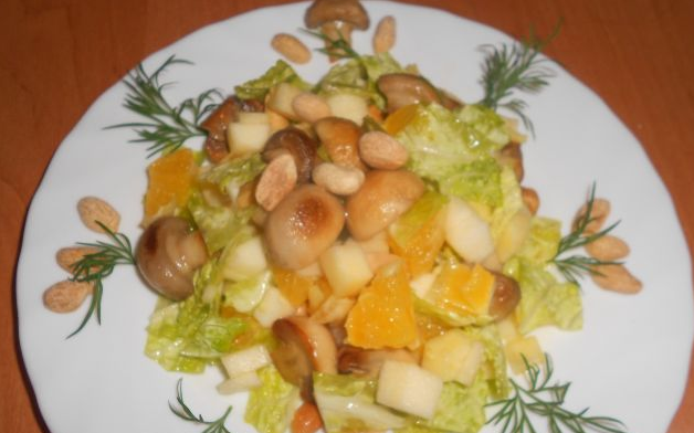 Salad with champignons, oranges and peanuts