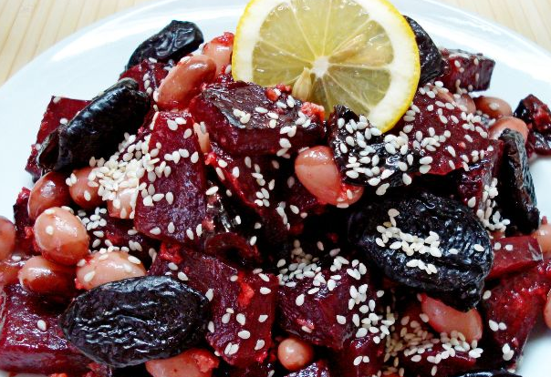 Beet salad with beans and prunes